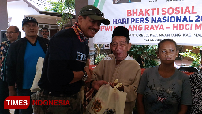 Para anggota PWI Malang Raya dan HDCI Malang Raya menggelar Bhakti Sosial di Kecamatan Ngantang, Kabupaten Malang. (FOTO: Muhammad Dhani Rahman/TIMES Indonesia) 