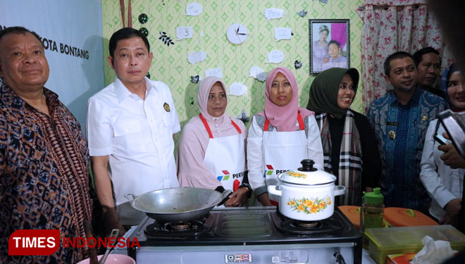 Menteri ESDM Ignasius Jonan, Walikota Bontang, Neni Moerniaeni beserta pejabat lainnya memasak bersama warga dengan menggunakan kompor jargas di salah satu Rusunawa. Sabtu,16/2/2019 (Foto: Kusnadi/TIMES Indonesia)