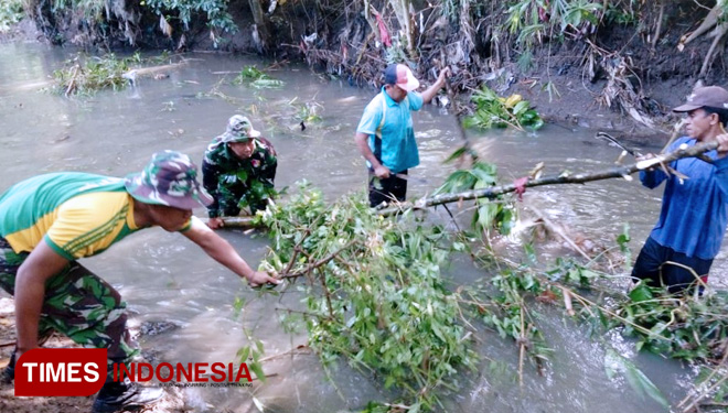 Personel Pos Koramil 0824/31 Semboro Bersama Personel Yonif Raider 515/K Saat Karya Bakti TNI bersama masyarakat. (FOTO: AJP/TIMES Indonesia)