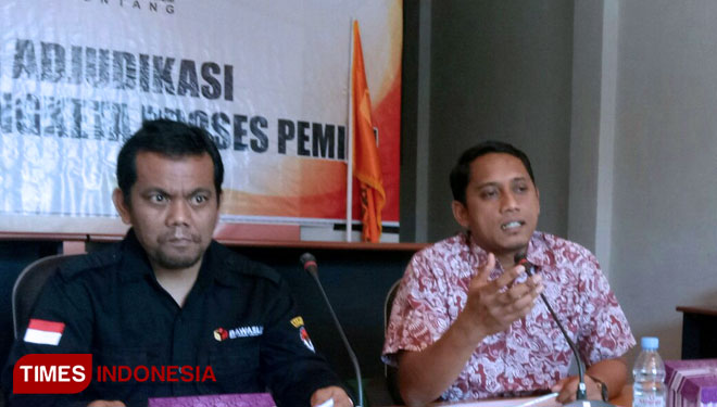 Komisioner Bawaslu, dari Kiri Agus susanto dan Aldy Atrian ( Foto: Kusnadi/TIMES Indonesia)