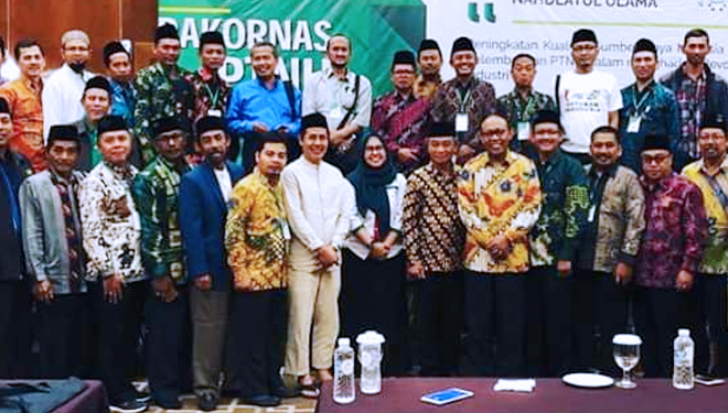 Sejumlah peserta foto bersama disela-sela Rakornas LPTNU menjelang 1 Abad Kejayaan NU  di Bandung, 15-2-2019. (FOTO: Istimewa)