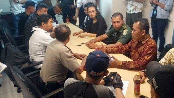 Mediasi terkait kericuhan Satpam Mall KOKAS dengan Driver Ojek Online oleh Polres Metro Jakarta Selatan, Jumat (15/2). (FOTO: Istimewa)