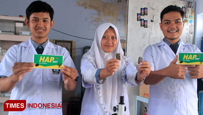 Tiga siswa SMA Muhipo menunjukkan obat nyamuk bakar buatan mereka. (Foto: Evita Mukharohmah/TimesIndonesia)
