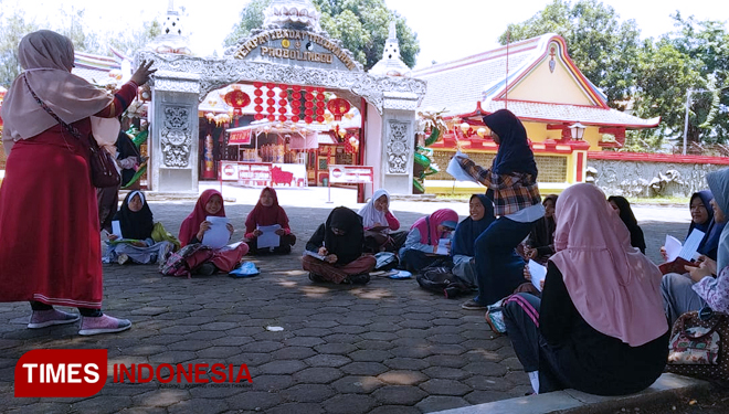 Suasana belajar di halaman tempat ibadah Tri Dharma. (FOTO: Happy L. Tuansya/TIMES Indonesia)
