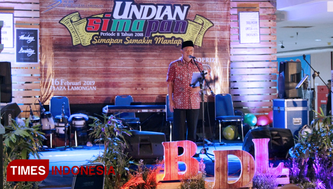 Bupati Lamongan, Fadeli saat memberikan sambutan dalam Undian Simapan Bank Daerah Lamongan, di Plaza Lamongan, Sabtu (16/2/2019). (FOTO: MFA Rohmatillah/TIMES Indonesia)