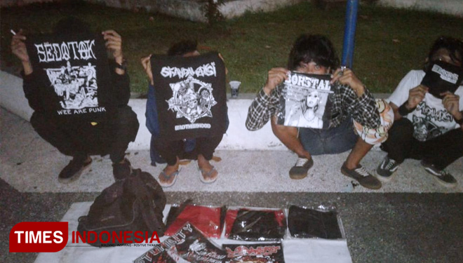 Anak Punk Saat Berjualan di area Taman Budaya Nusa Tenggara Barat. (FOTO: AJP/TIMES Indonesia)