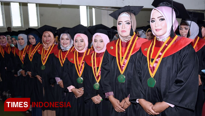 Para wisudawati UIN Malang menanti prosesi wisuda. (FOTO: Sofi/TIMES Indonesia)