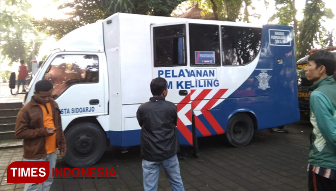 Pelayanan Publik milik Polresta Sidoarjo yang digelar di Car Free Day dikawasan Alun-alun Kabupaten Sidoarjo. (FOTO: Rudi Mulya/TIMES Indonesia)