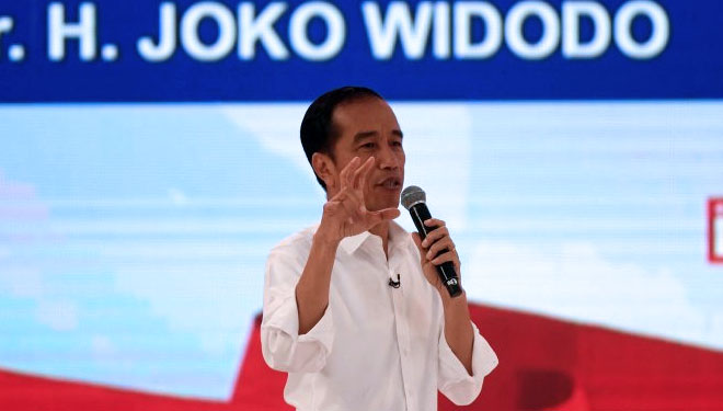 Capres nomor urut 01 Joko Widodo menyampaikan pendapatnya saat debat capres 2019 di Hotel Sultan, Jakarta, Minggu (17/2/2019). (FOTO: Antara/Akbar Nugroho Gumay)