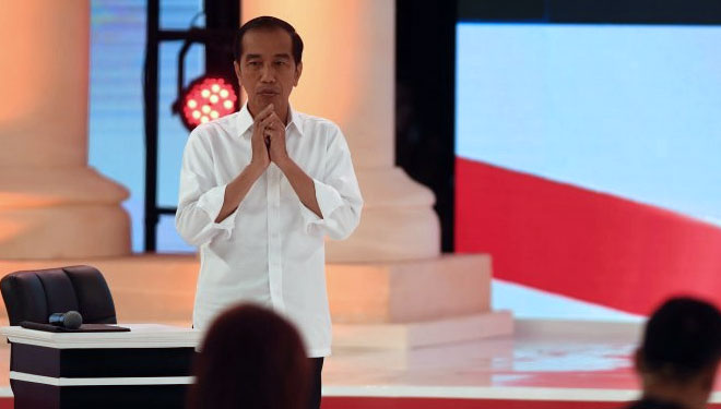 Capres nomor urut 01 Joko Widodo menyampaikan pendapatnya saat debat capres 2019 putaran kedua di Hotel Sultan, Jakarta, Minggu (17/2/2019). (Foto: Antara/Akbar Nugroho Gumay)