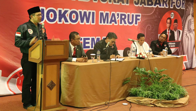 Direktur Relawan TKN Duet Jokowi-Ma'ruf Amin, Maman Immanulhag saat melakukan Konferensi pers.