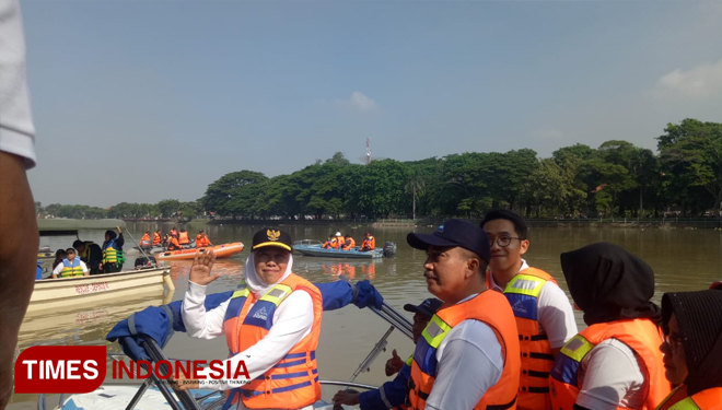 Gubernur Jawa Timur, Dra. Hj Khofifah Indar Parawansa saat melakukan pengecekan di arus sungai berantas. Minggu,17/2/2019(FOTO:Nasrullah