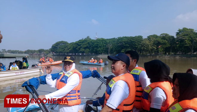 Gubernur Jawa Timur Khofifah Indar Parawansa saat menyusuri Sungai berantas. Sabtu, (17/2/2019). (FOTO:Nasrullah/TIMESIndonesia)
