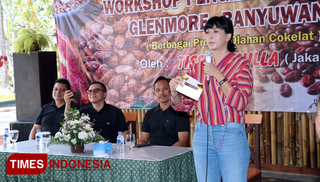 Tissa Aunilla, saat memberikan materi cara pembuatan cokelat di acara workshop pengolahan cokelat di Doesoen Kakao, Desa Karangharjo, Glenmore. (FOTO: Dok. Pemkab Banyuwangi for TIMES Indonesia)
