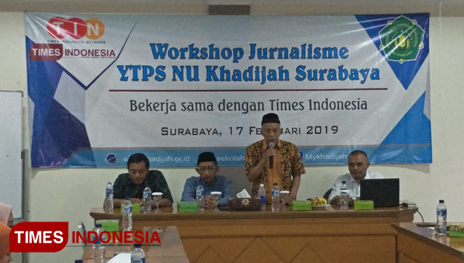 Ketua 4 Yayasan Yayasan Taman Pendidikan dan Sosial NU Khadijah Surabaya, Drs H Abdullah Sani M. Pd saat membuka workshop di Meetingroom YPTS. (FOTO: Widodo Irianto/TIMES Indonesia)