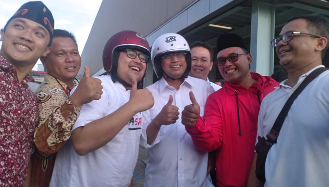 Menhub RI Budi Karya Sumadi usai ikut drifting bersama pembalap nasional Akbar Rais. (FOTO: Istimewa)