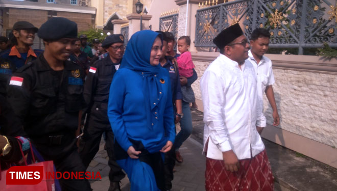 Elma Theana (Tengah) bersama Abdullah Syafi'i Caleg Partai Nasdem DPRD kabupaten (Kanan) (Foto: Akmal/TIMES Indonesia).