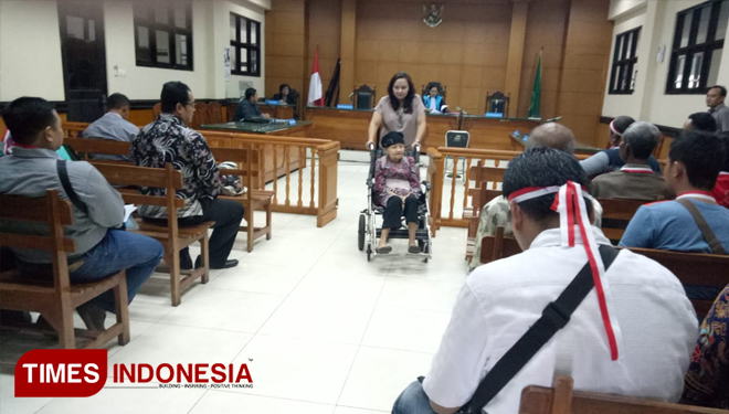 Dengan menggunakan kursi roda Bernadine Hendrika, nenek berumur 83 tahun mencari keadilan di Pengadilan Tata Usaha Negera (PTUN) Surabaya di Sidoarjo. (FOTO: Rudi Mulya/TIMES Indonesia)