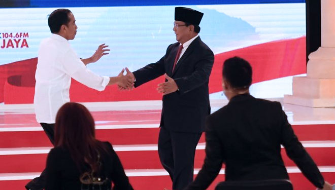 Capres nomor urut 01 Joko Widodo (kiri) dan Capres nomor urut 02 Prabowo Subianto (kanan) berjabat tangan seusai mengikuti debat capres 2019 di Hotel Sultan, Jakarta, Minggu (17/2/2019). (Foto: Akbar NUgroho/TIMES Indonesia)
