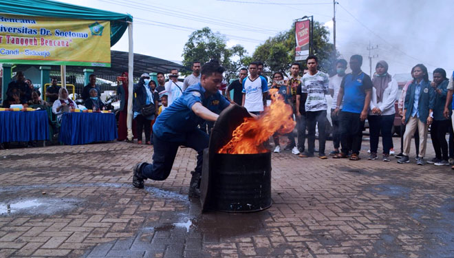 KKN Unitomo gelar simulasi bencana kebakaran di Pasar Larangan Sidoarjo, Minggu (17/2/2019). (Foto: Istimewa)