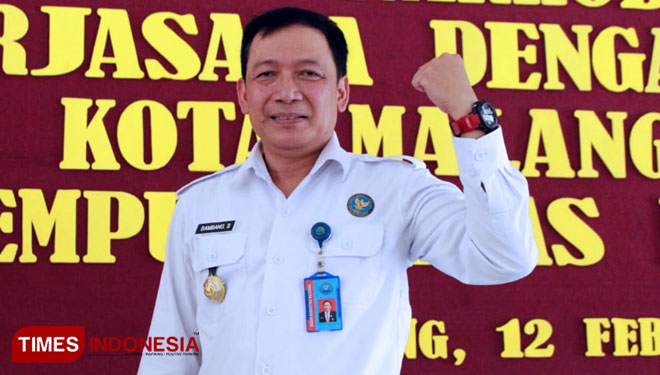 Kepala BNN Kota Malang, AKBP Bambang Sugiharto, dan kegiatan tes urine SMA Laboratorium. (FOTO: Widodo Iriaanto/TIMES Indonesia) 