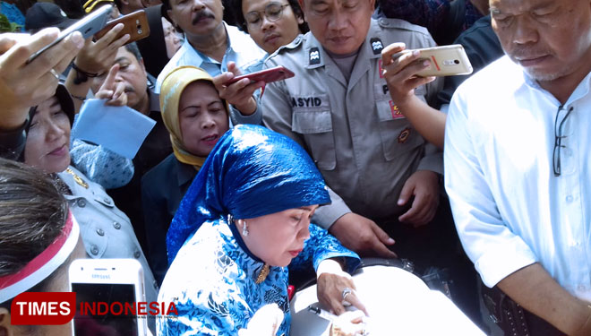Kepala Dinas Pendidikan Kota Malang Zubaidah menandatangai tuntutan massa terkait kasus pelecehan seksual di lingkungan pendidikan di Kota Malang. (FOTO: Ulfa Aprillia/TIMES Indonesia)