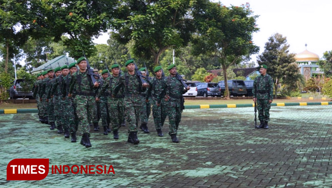Anggota Kodim 0818 melaksanakan Permildas setelah Upacara 17-an saat minggu militer. (FOTO: AJP/TIMES Indonesia)