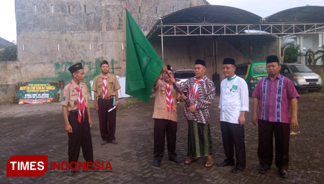 KH Marzuki Mustamar melepas Kontingen Daerah Jawa Timur yang akan bertugas sebagai peserta Pergamanas II di Cibubur Jakarata yang diselenggarakan oleh LP Maarif NU Pusat. (FOTO: AJP/TIMES Indonesia)