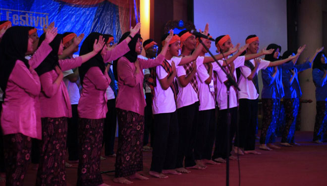 Para peserta lomba menampilkan paduan suara lagu daerah dalam lomba PSGC yang diselenggarakan oleh Unitomo, Minggu (16/2/2019).(Foto : Istimewa)