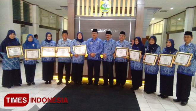 Kesepuluh sekolah di Bondowoso  saat mendapatkan penghargaan Adiwiyata yang diberikan langsung oleh Wakil Bupati Irwan Bachtiar Rahmat (FOTO: Moh Bahri/TIMES Indonesia) 