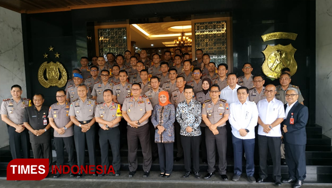 Gubernur Jawa Timur saat mengunjungi Polda Jawa Timur,Senin,18/2/2019(FOTO:Nasrullah/TIMESIndonesia)