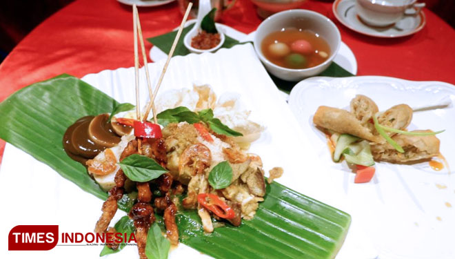 Lontong Tjap Go Meh Istimewah, Loempia Oedang khas resep Madame Nancy Kwan dan Ronde tiga warna (FOTO: HOTEL TUGU MALANG) 