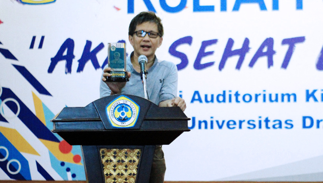 Akademisi Rocky Gerung saat menjadi pembicara di Universitas Dr Soetomo atau Unitomo, di Auditorium Ki.H.Moh.Saleh, Unitomo, Surabaya, Sabtu (16/2/2019). (FOTO: Istimewa)
