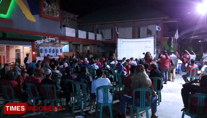 Situasi Nobar pendukung paslon Nomer 01 di Cafe Planet Football Bontang (Foto: Kusnadi/TIMES Indonesia)