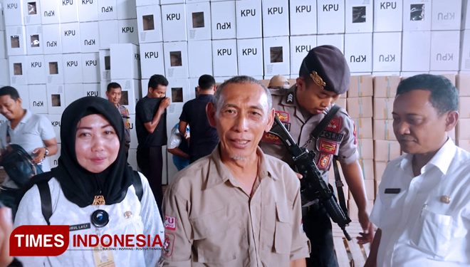 Anggota Komisioner KPU Kabupaten Situbondo,  Agus Tjahjono Basoeki saat diwawancarai ketika usai menerima Logistik Pemilu 2019 (FOTO: Uday/TIMES Indonesia)
