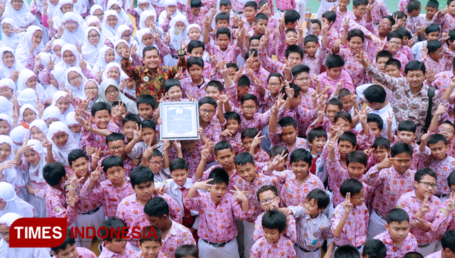 Pose bersama Kepala Sekolah SD Muhammadiyah 4 Pucang dan siswa usai menyabet penghargaan dari IAC, Senin (18/2/2019). (FOTO: Lely Yuana/TIMES Indonesia)