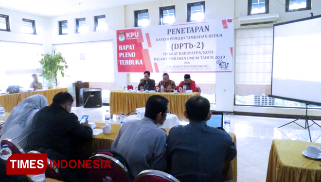 Suasana rapat pleno penetapan DPTb oleh KPU Kabupaten Bondowoso di Hotel Palm (FOTO: Moh Bahri/TIMES Indonesia) 