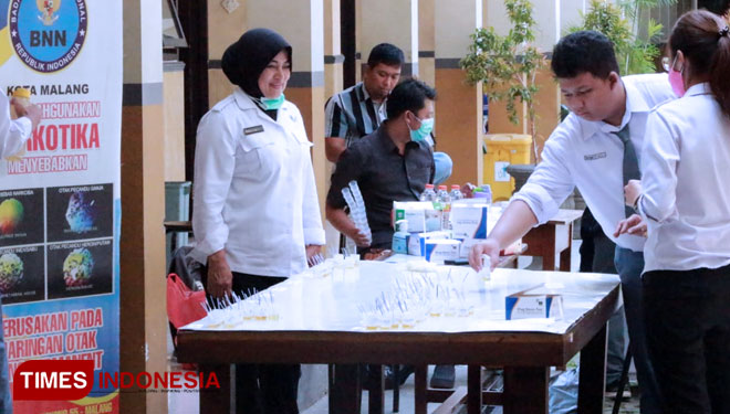 Test urine yang dilaksanakan di SMA Laboratorium bersama BNN Kota Malang, Senin (18/2/2019) diikuti oleh 900 pelajar.(FOTO: Widodo Irianto/TIMES Indonesia) 