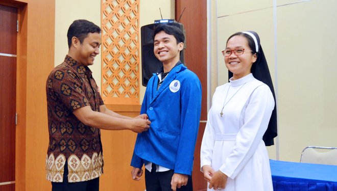 Wakil Rektor 1, Bayu Kanetro ketika melepas 16 mahasiswa UMB Yogyakarta mengikuti Program KKN Internasional di Malaysia. (FOTO: Dok. UMBY/TIMES Indonesia)