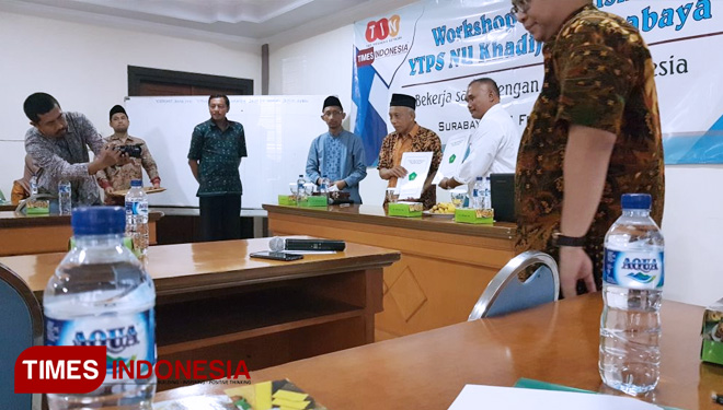 Penandatanganan kerja sama antara Ketua 4 YTPS NU Khadijah NU Surabaya dengan TIMES Indonesia Network. (FOTO: AJP/TIMES Indoensia)