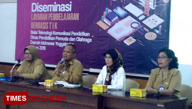 Kepala Balai Tekkomdik Dinas Pendidikan Pemuda dan Olahraga, DIY Edy Wahyudi ketika di SMTI Yogyakarta. (FOTO: Reno DA/TIMES Indonesia)