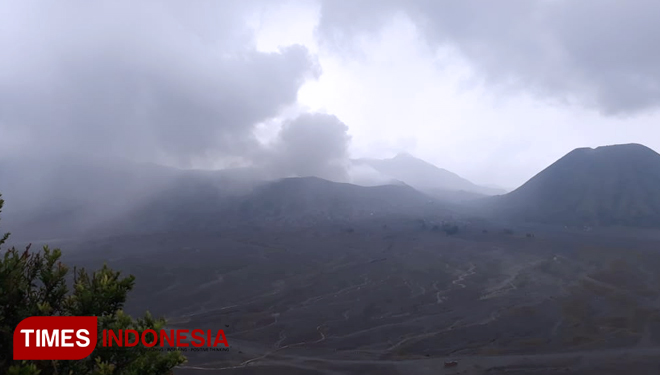 Kabut menyelimuti sekitar Gunung Bromo. (FOTO: Happy L. Tuansyah/TIMES Indonesia)