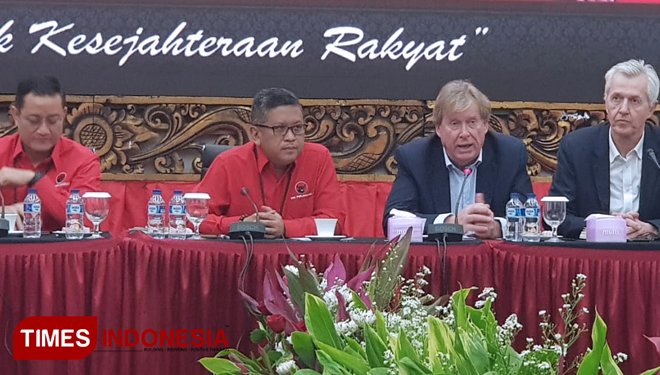 Sekjen PDI Perjuangan Hasto Kristiyanto saat menerima kunjungan delegasi partai penguasa Ingris Raya, Partai Konservatif di Kantor DPP PDI Perjuangan, Jakarta. (FOTO: Hasbullah/TIMES Indonesia).