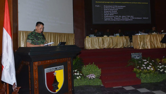 Pangdam V/Brawijaya, Mayjen TNI Wisnoe P.B menyampaikan beberapa kebijakan dalam rapat tahunan di Gedung Balai Prajurit, Kodam V/Brawijaya, Selasa (19/2/2019).(Foto : Istimewa)