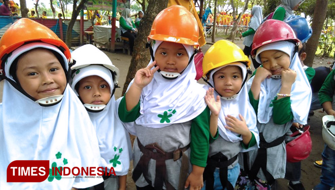 Siswa siswi KB TK Khadijah bersiap melaksanakan flying fox, Rabu (13/2/2019). (FOTO: AJP/TIMES Indonesia)