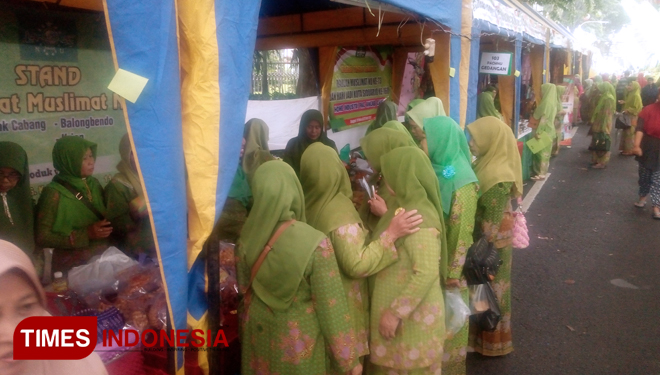  Sejumlah anggota Muslimat NU saat mengunjungi stand Pasar Rakyat Muslimat NU Jatim. (FOTO: Rudi/TIMES Indonesia)