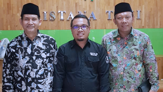 Rektor Unisma Prof Dr H Masykuri MSi saat mengunjungi Toko Istani Tani milik Syaikhul Hadi alumni Unisma, Senin (18/2/2019).(FOTO:istimewa)