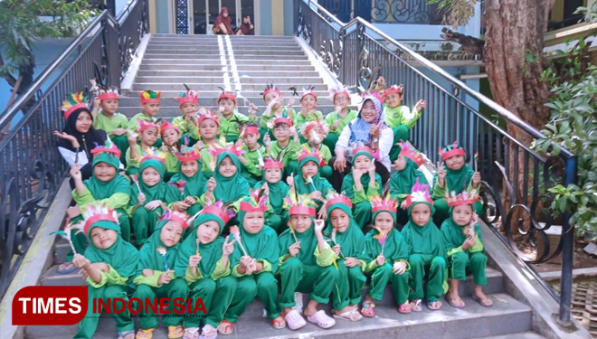 Siswa siswi kelas 1 Umar bin Khattab SD Khadijah Pandegiling melakukan foto bersama hari jum'at tanggal 15 Februari 2019, setelah selesai membuat mahkota dari bulu ayam. (FOTO: AJP/TIMES Indonesia)