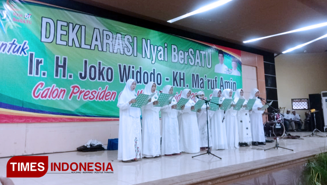 Deklarasi Nyai Bersatu Ir Joko Widodo - KH Makruf Amin di Gor Baluran Situbondo (FOTO: Uday/TIMES Indonesia)