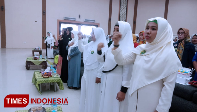 Nyai Juwariyah Fawaid bersama Zainiyah dalam acara Deklarasi Nyai Bersatu untuk Ir Joko Widodo - KH Makruf Amin (FOTO: Uday/TIMES Indonesia)